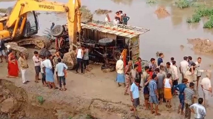 नदी में गिरा ट्रक पांच लोगों की मौत