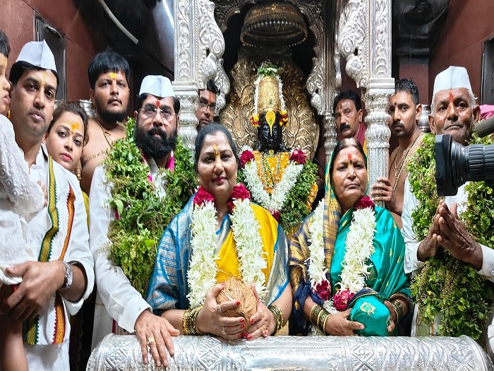 मुख्यमंत्री एकनाथ शिंदे भगवान विट्ठल और देवी रुक्मिणी की 'महापूजा' की