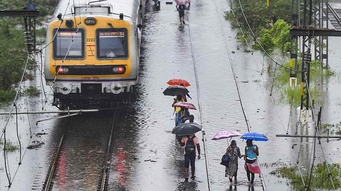 मुंबई में बारिश जारी लोकल ट्रेनों की गति  धीमी