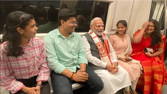 मेट्रो की सवारी कर दिल्ली विश्वविद्यालय पहुंचे प्रधानमंत्री मोदी