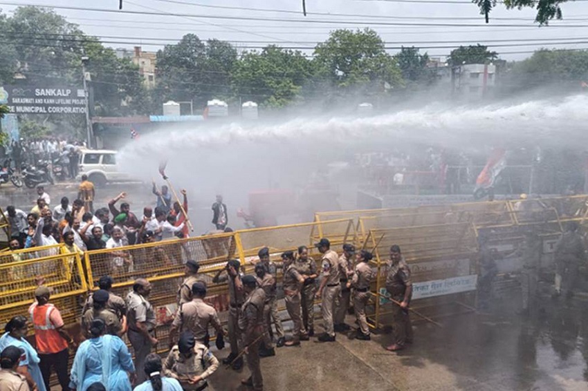 कांग्रेस कार्यकर्ताओं पर पानी की तेज बौछारें
