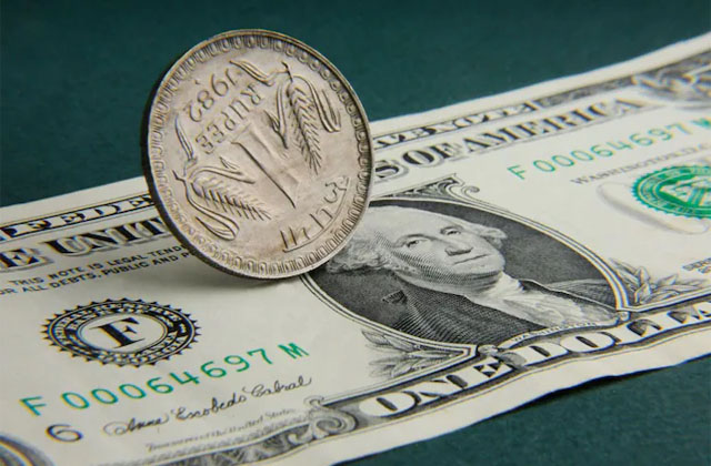 अमेरिकी डॉलर के मुकाबले रुपया टूटा