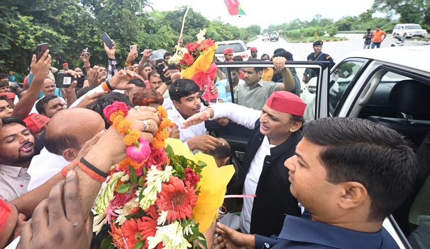 अयोध्या में पार्टी कार्यकर्ताओं ने किया सपा अध्यक्ष का स्वागत