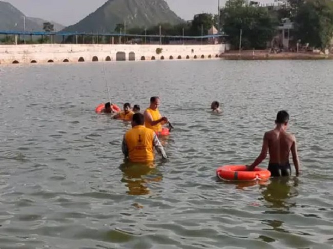 पुष्कर झील में नहाते समय डूबने से दो युवकों की मौत