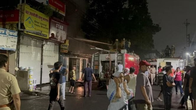 सियागंज बाजार में आग दो दुकानों को नुकसान