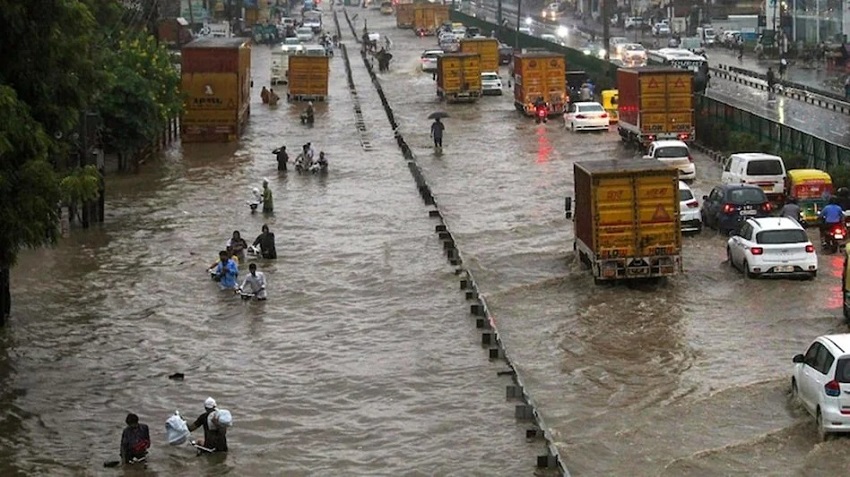 दिल्ली में जोरदार बारिश से कई सड़कों पर भरा पानी