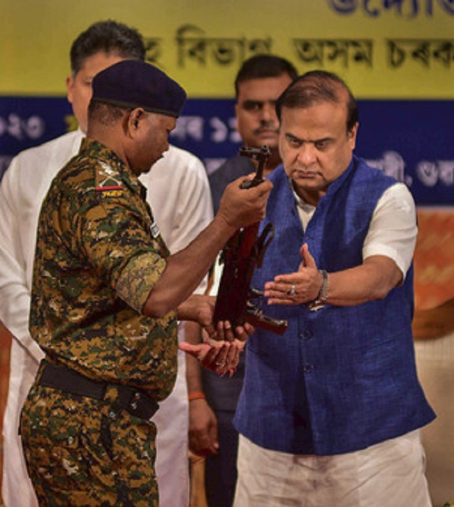 मुख्यमंत्री हिमंत विश्व शर्मा को अपने हथियार सौंप दिये।