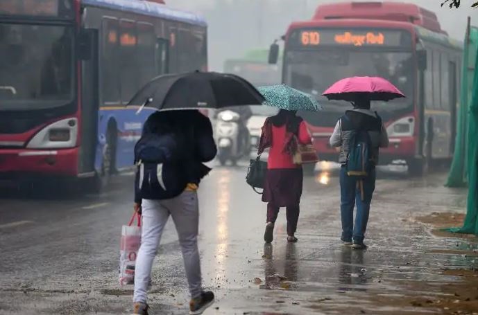 दिल्ली में बारिश के साथ हुई दिन की शुरुआत