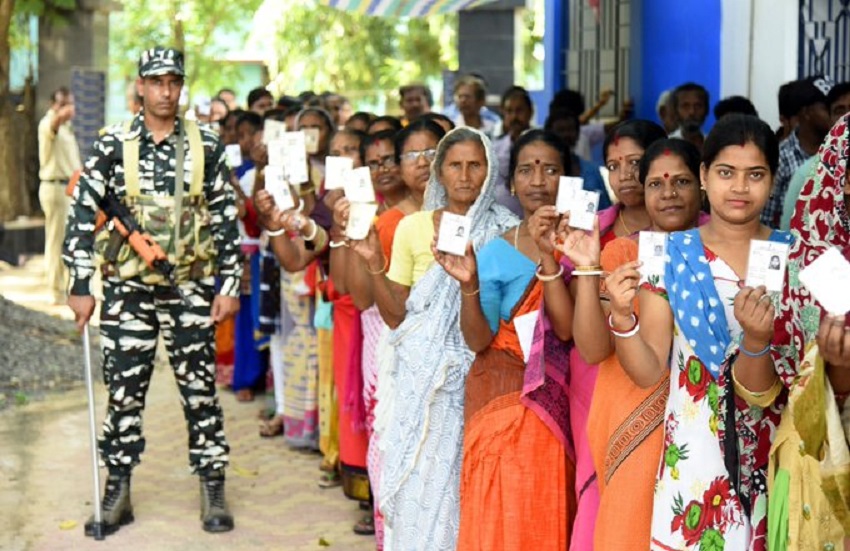 पश्चिम बंगाल में हिंसा के बीच मतदान जारी