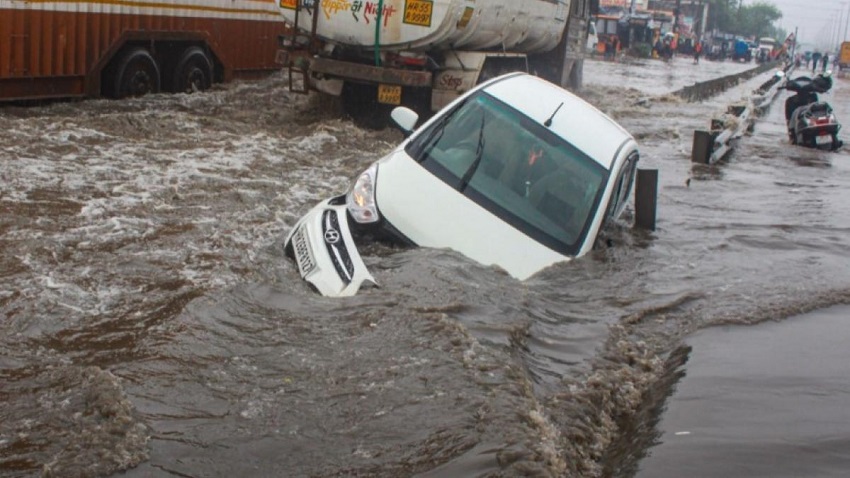दिल्ली में भारी बारिश से कई समस्याएं