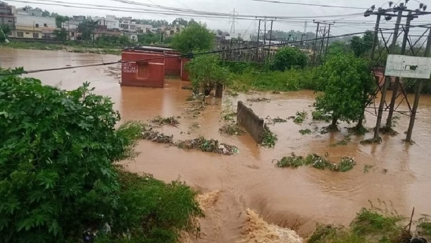 कई क्षेत्रों में घर में घुसने लगा बाढ़ का पानी