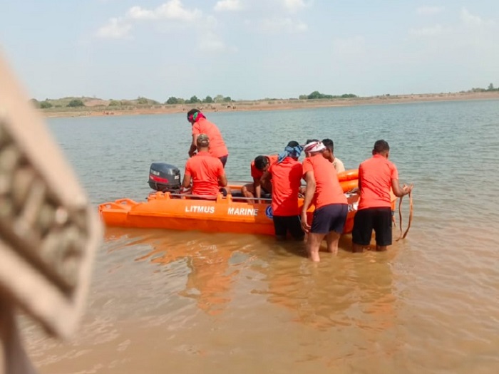 नर्मदा नदी में चट्टान पर फंसे चार लोगों को 13 घंटे के  बाद बचाया