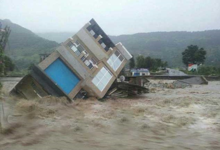 बारिश और बाढ़ से कई घर तबाह