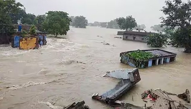 यूपी में भारी बारिश के बाद कई जिलों में बाढ़ का खतरा