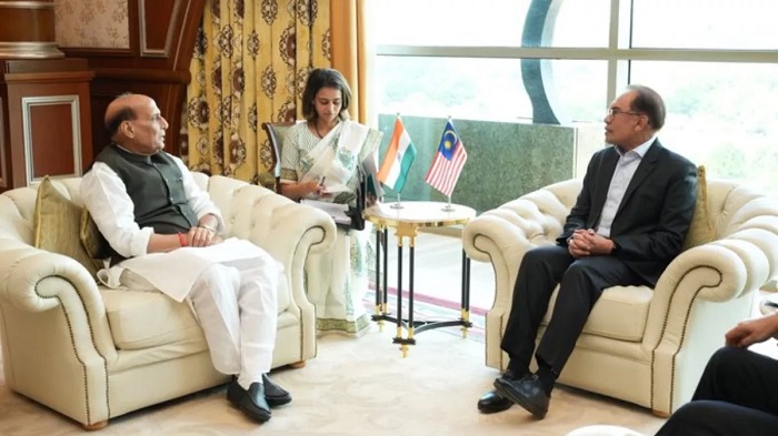 रक्षामंत्री राजनाथ सिंह ने  मलेशियाई प्रधानमंत्री से वार्ता की