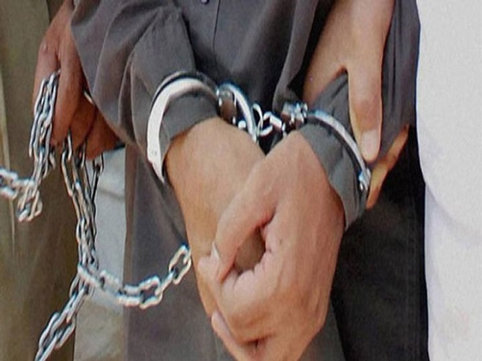 तेजाब फेंकने के आरोप में तीन लोग गिरफ्तार