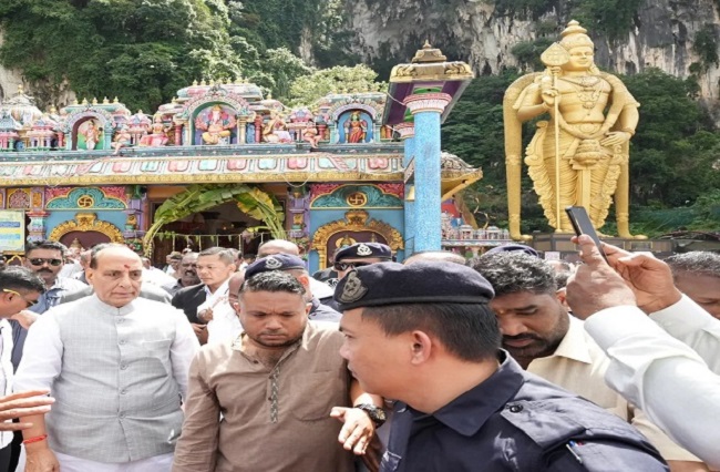 राजनाथ सिंह ने मलेशिया में रामकृष्ण मिशन, बाटु गुफा मंदिर की यात्रा