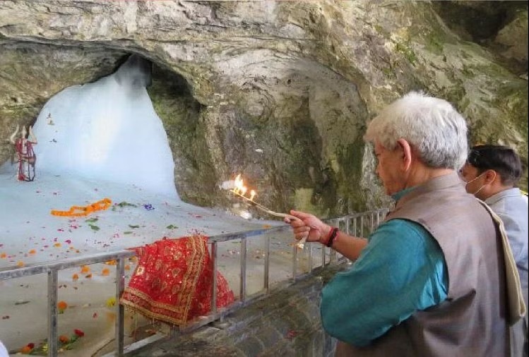 अमरनाथ गुफा मंदिर में पूजा-अर्चना