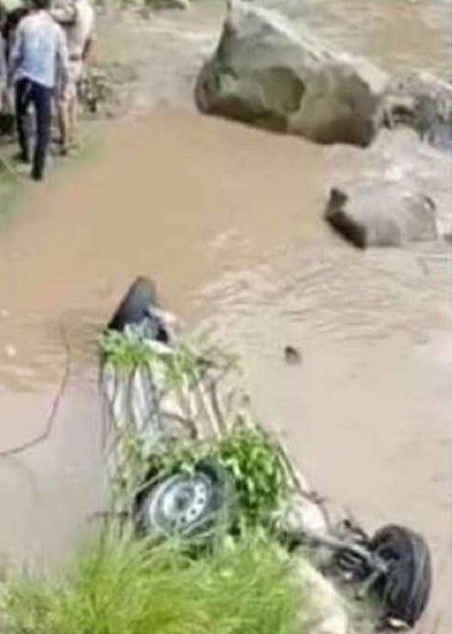कार नदी में गिरी, तीन व्यक्ति डूबे