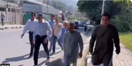 उमर अब्दुल्ला पार्टी कार्यालय के लिये घर से पैदल निकले