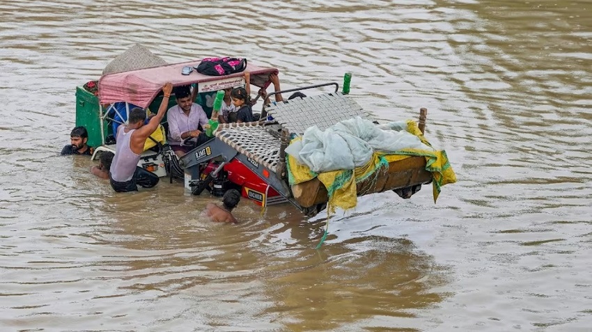 बाढ़ में फंसे लोगों को सुरक्षित स्थानों पर पहुंचाया गया