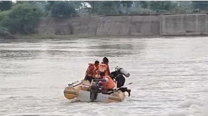 दो युवक नदी में गिरे, 20 घंटे बाद शव बरामद