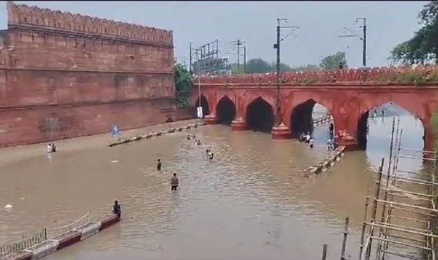 दिल्ली के कई क्षेत्रों में भरा लबालब पानी