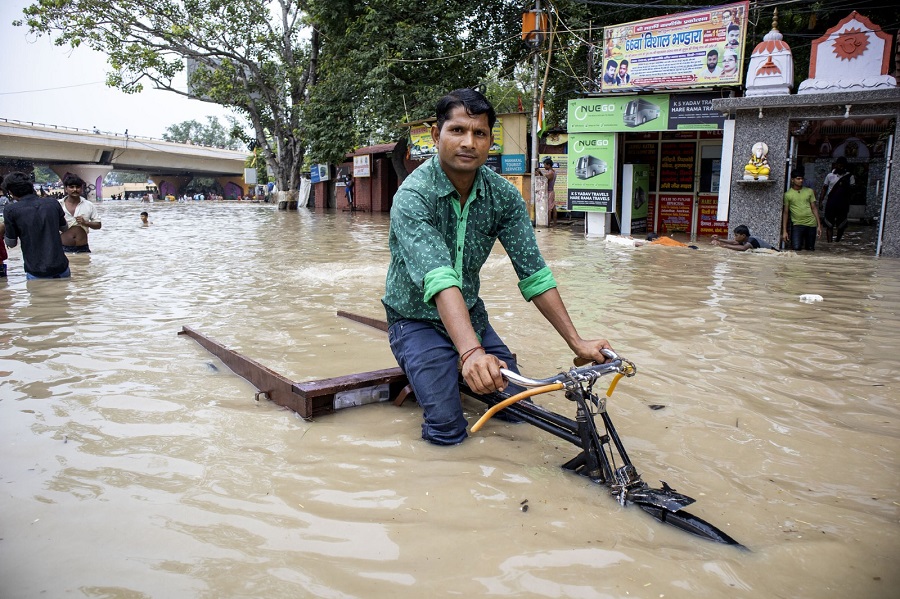 दिल्ली के कई इलाके अब भी जलमग्न