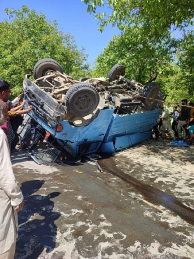 सड़क दुर्घटना में सीआरपीएफ के आठ जवान घायल