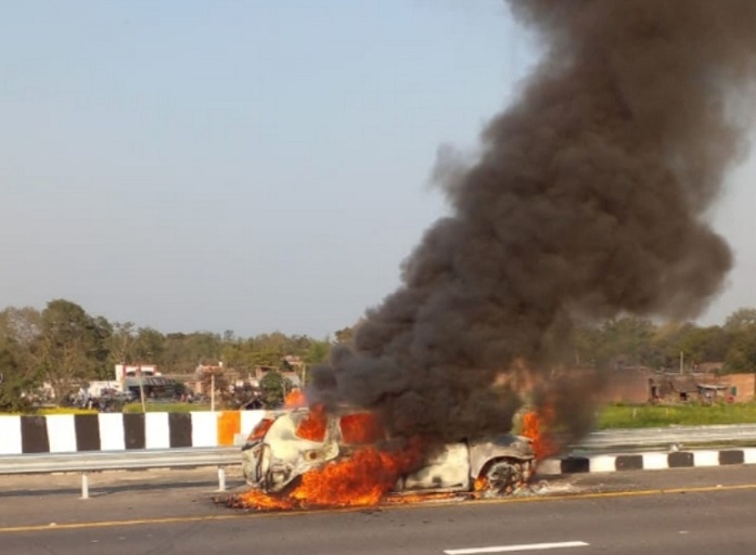 सुल्तानपुर में चलती कार में लगी आग