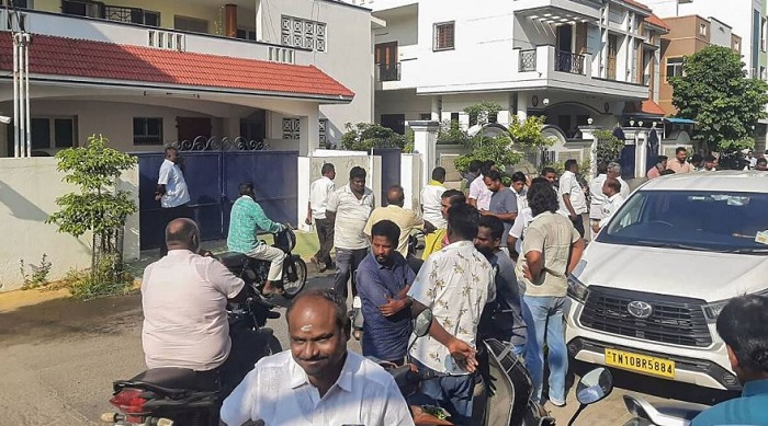 तमिलनाडु के मंत्री और उनके सांसद बेटे के परिसरों पर छापे