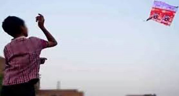 पतंग उड़ाते समय छत से नीचे गिरे किशोर की मौत