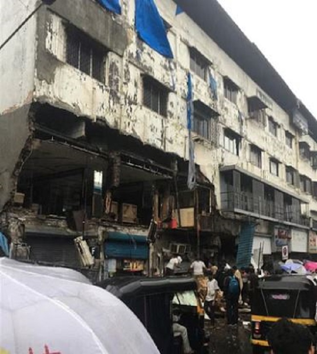 इमारत का हिस्सा गिरने से चार लोग घायल