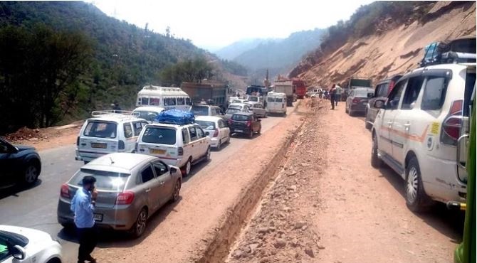 जम्मू-कश्मीर राजमार्ग यातायात के लिए फिर से खुला