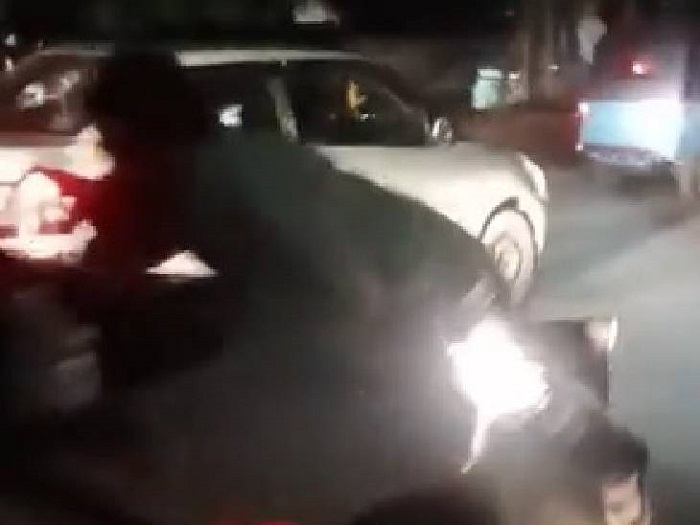 नोएडा में युवक को कार के बोनट पर घसीटा