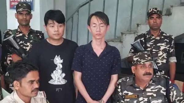पुलिस की गिरफ्त में चीनी नागरिक