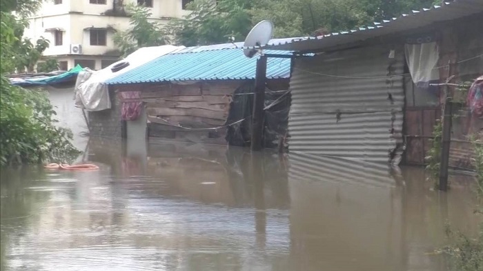 हीराकुंड बांध से पानी छोड़े जाने के बाद संबलपुर में बाढ़ जैसे हालात