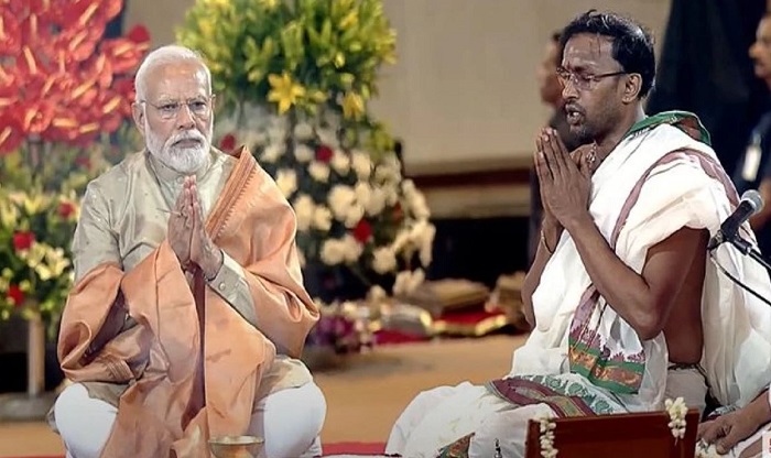 प्रधानमंत्री ने परिसर में वैदिक मंत्रोच्चार के साथ पूजा-अर्चना की