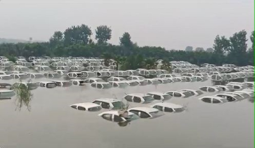 हिंडन की बाढ़ में डूबीं 350 कारें