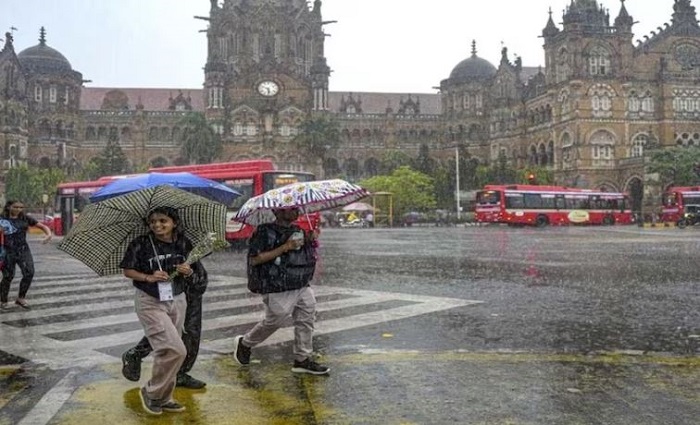 मुंबई में भारी बारिश की संभावना