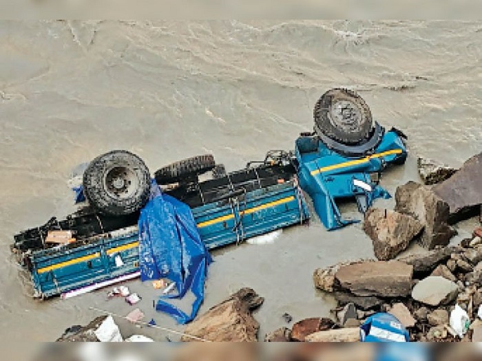 सतलुज नदी में ट्रक गिरने से तीन लोगों के मरने की आशंका