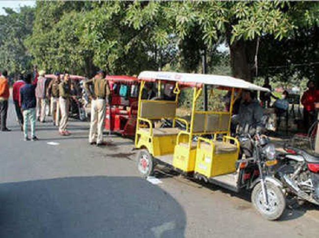ई-रिक्शा में 45 लाख रुपये मिलने के मामले में एक गिरफ्तार