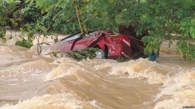 तेलंगाना में भारी बारिश जारी
