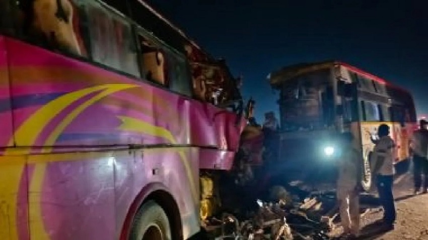 महाराष्ट्र में दो बसों की टक्कर