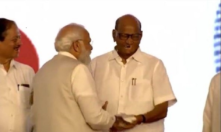 शरद पवार  के साथ दिखे प्रधानमंत्री नरेन्द्र मोदी