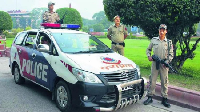दिल्ली में संवेदनशील स्थानों पर पुलिस तैनात