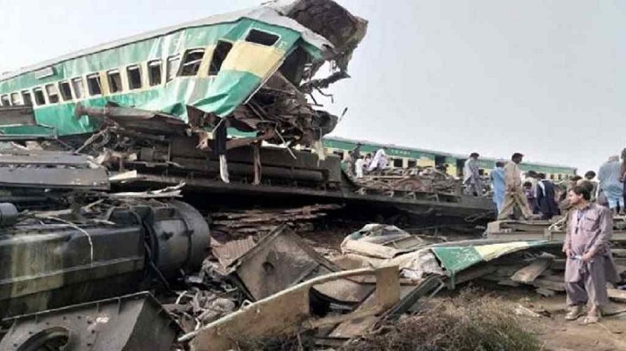 पाकिस्तान में ट्रेन के पांच डिब्बे पटरी से उतरे