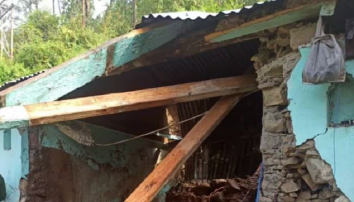 टिहरी में बारिश से मकान की दीवार टूटी