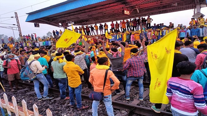 बीरभूम जिले के मुरारई स्टेशन में लोगों ने किया चक्का जाम