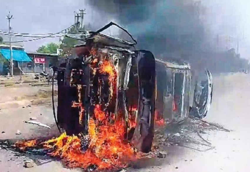 नूंह हिंसा में कई गाड़ियों को किया गया आग के हवाले